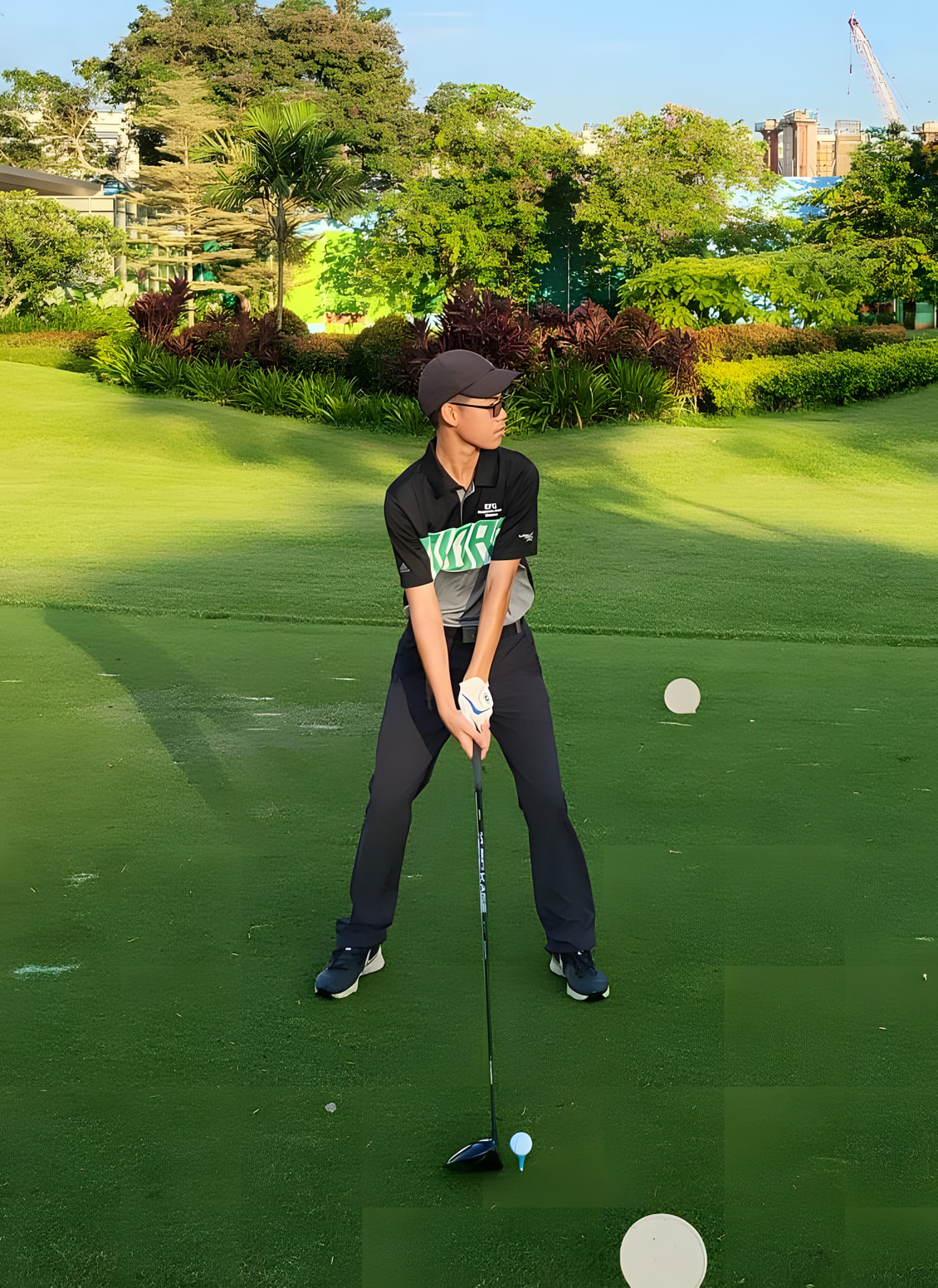 Kyan playing golf.